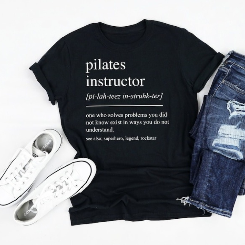 Pilates Yoga Instructor - เสื้อยืดผ้าฝ้ายสำหรับผู้สอนพิลาทิส เสื้อยืดตลกๆ สำหรับผู้หญิง ออกกำลังกาย โยคะ คอกลม
